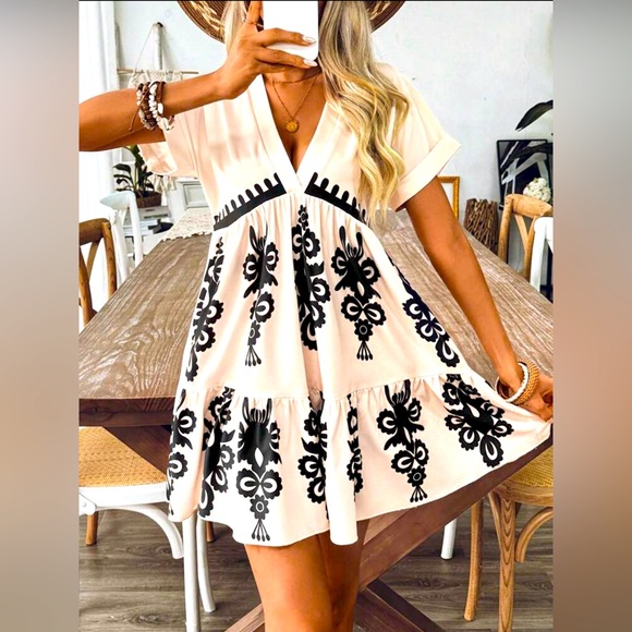 Dresses & Skirts - Elegant Black and White Patterned Dress